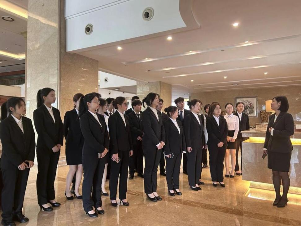 学院2023级酒店管理专业学生赴凤凰国际大酒店 开展专业认知实习活动